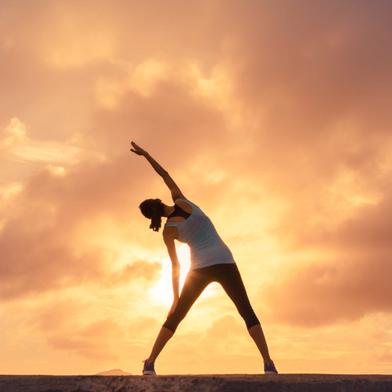 Eine Frau entspannt bei Yoga